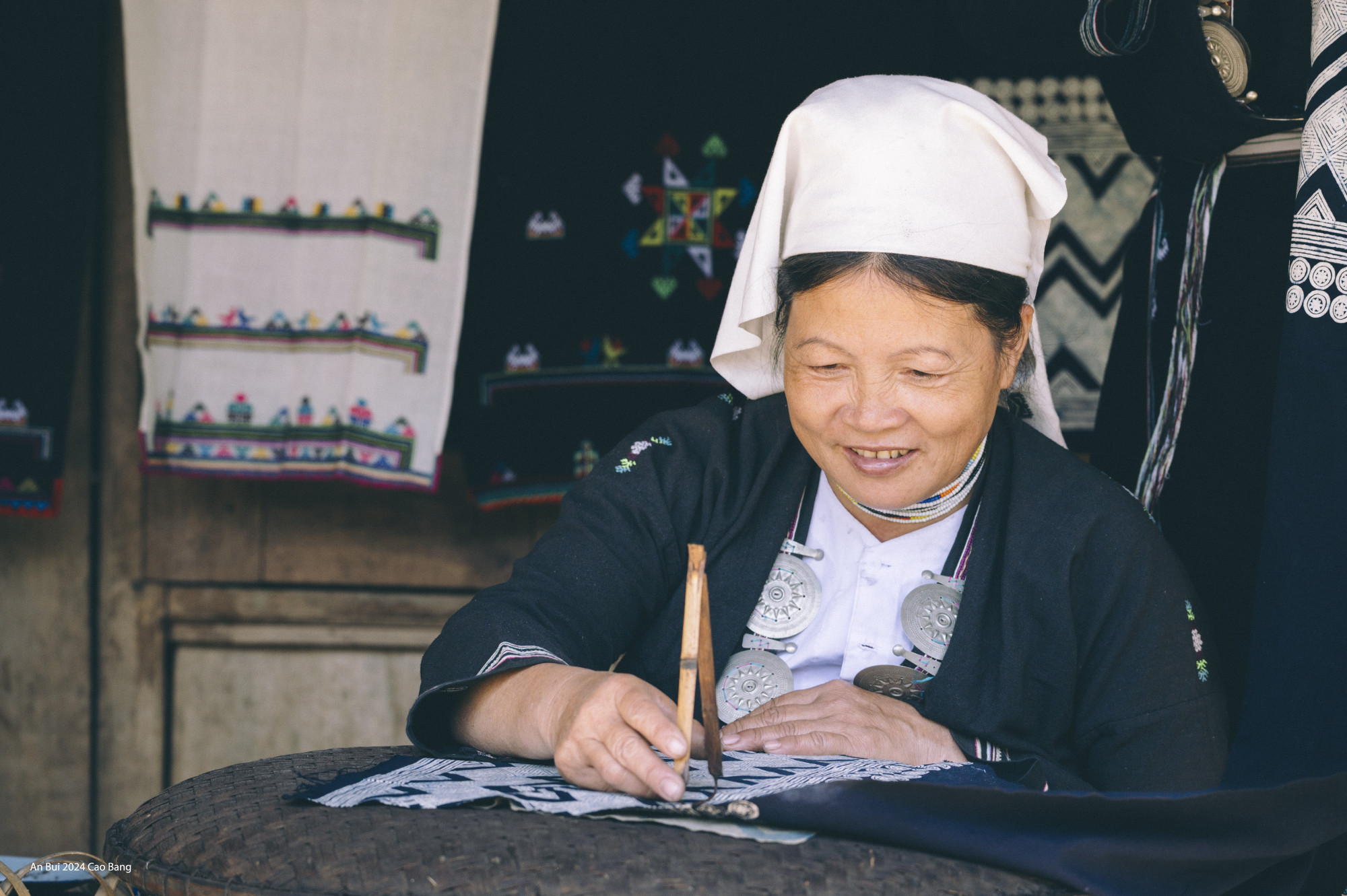 Trưởng xóm Hoài Khao Lý Hữu Tăng cho biết: Từ khi được xây dựng để thành làng du lịch cộng đồng, xóm được đầu tư cơ sở hạ tầng, bà con phấn khởi cải tạo nhà ở, giữ gìn nét văn hóa truyền thống để đón du khách đến tham quan, trải nghiệm. Tuy còn đơn sơ nhưng hy vọng với sự quan tâm của huyện, xã, dịch vụ du lịch gắn với bảo tồn văn hóa truyền thống của người dân trong xóm sẽ phát triển, giúp bà con giảm nghèo, phát triển kinh tế gia đình.   Mỗi gia đình có một kho chứa thóc làm bằng gỗ để tách biệt với nhà chính, là nét riêng độc đáo chỉ có ở Hoài Khao. Từ khi có chương trình phát triển xóm trở thành điểm du lịch cộng đồng, bà con tích cực vệ sinh nhà ở, giữ gìn  nét đẹp văn hóa của dân tộc mình. Nhân dân tích cực di dời chuồng chăn nuôi, hiến đất, đóng góp vật chất, ngày công lao động xây dựng khu nuôi nhốt gia súc tập trung; trồng mới cây xanh tạo cảnh quan, xây dựng homestay đủ tiêu chuẩn phục vụ khách du lịch. Các nét văn hóa đặc sắc của người Dao Tiền, ẩm thực và các phong tục, tập quán mang đậm bản sắc như: lễ cấp sắc, mừng lúa mới… được bà con gìn giữ.