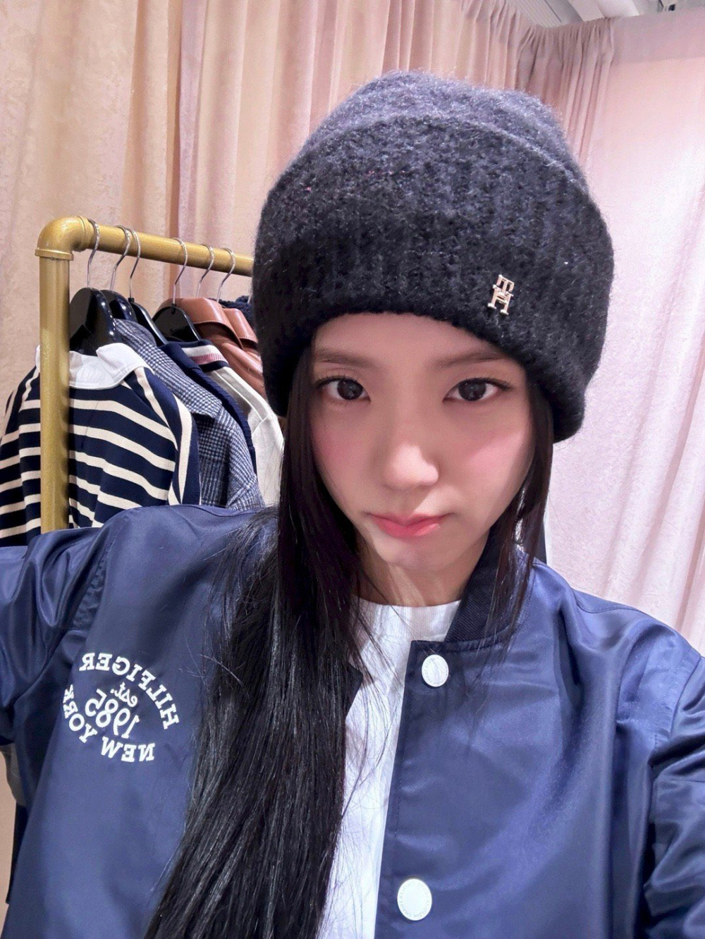 Cách đây không lâu, Jisoo lại chia sẻ hình ảnh với chiếc bomber xanh navy khác của nhà mốt. Thành viên BLACKPINK cũng không quên thêm vào chiếc mũ beanie len cùng thương hiệu để vừa tạo điểm nhấn, vừa giữ ấm cho thời tiết vào Thu.