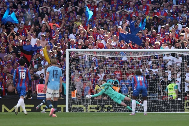 Man City 'dính bẫy' Crystal Palace, ngậm ngùi thua chung kết Cúp FA: Trắng tay cả mùa!- Ảnh 4. Man City 'dính bẫy' Crystal Palace, ngậm ngùi thua chung kết Cúp FA: Trắng tay cả mùa!- Ảnh 4.