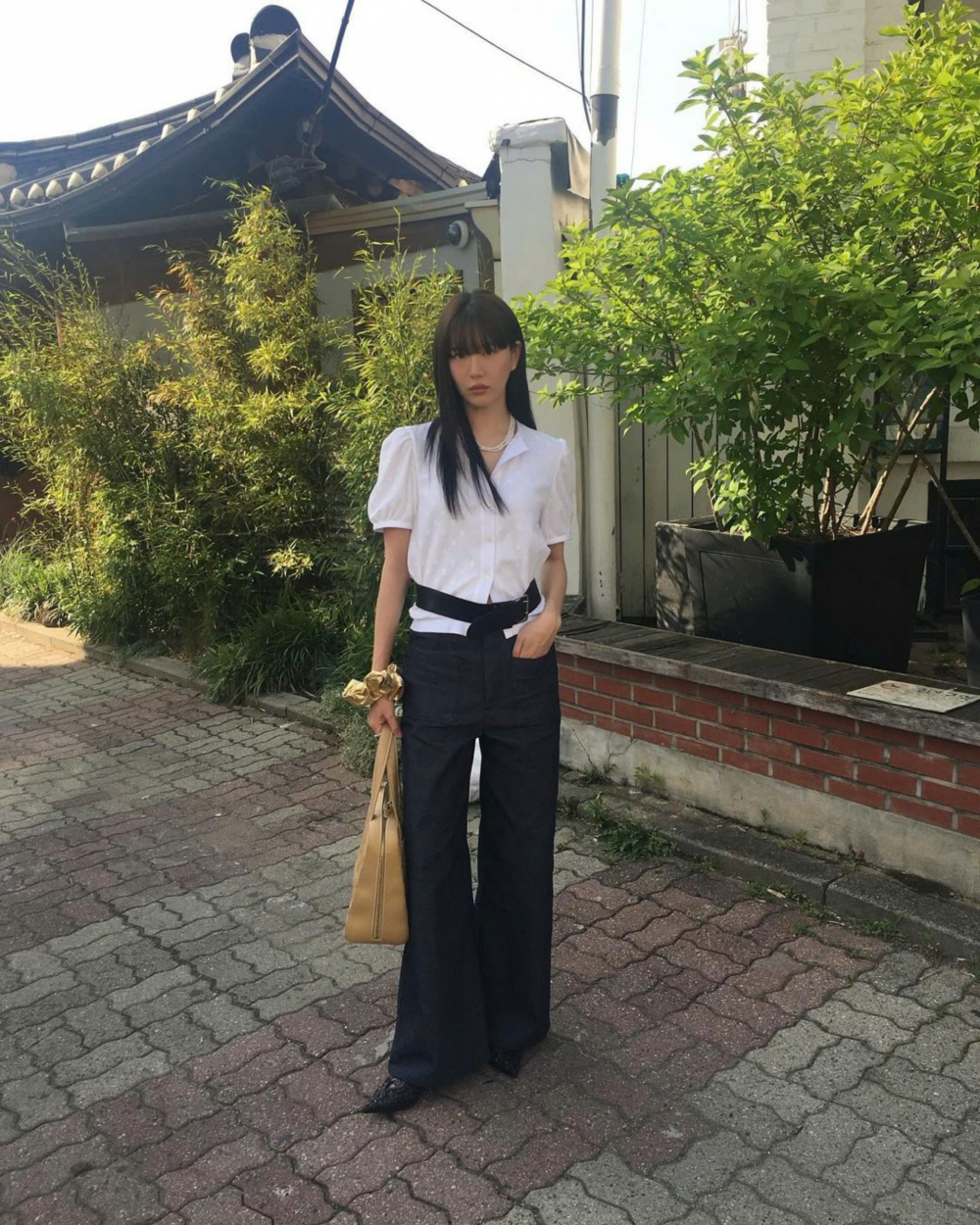 Bạn có thể lựa chọn quần jeans cạp cao, quần âu hay quần shorts đều được, miễn là đảm bảo độ cạp đủ cao để tạo hiệu ứng thị giác mong muốn. Đặc biệt, việc kết hợp quần cạp cao với áo sơ mi, áo phông hoặc áo croptop sẽ tạo nên một set đồ hiện đại và rất hợp thời trang