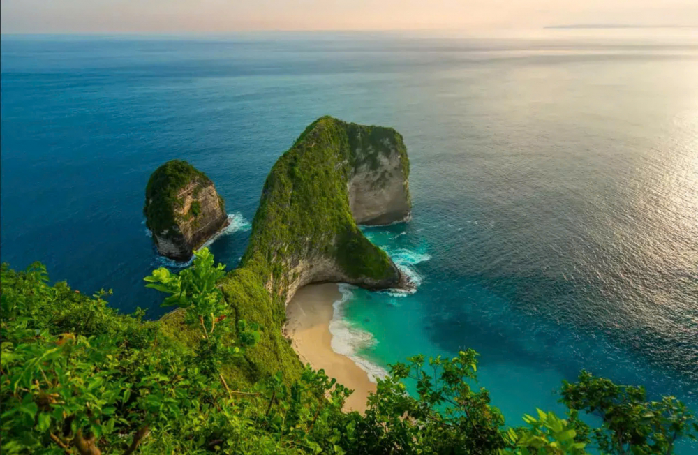 Khám phá những bãi biển đẹp nhất châu Á Tọa lạc tại bờ Tây Nam đảo Nusa Penida hoang sơ của Indonesia và được mệnh danh là bãi biển đẹp thứ hai ở Châu Á, bãi biển Kelingking nổi tiếng với những vách núi dựng đứng có hình dáng giống như một chú khủng long ôm lấy phần eo biển. Dưới chân vách đá là bãi biển hình móng ngựa với bờ cát trắng mịn trải dài, ôm trọn làn nước xanh ngọc bích lấp lánh dưới ánh mặt trời. Để đến bãi biển Kelingking, du khách cần phải vượt qua hơn 800 bậc thang dẫn xuống vách đá, tuy gian nan nhưng thành quả bạn nhận được sẽ vô cùng xứng đáng khi tận mắt chiêm ngưỡng khung cảnh ngoạn mục từ trên cao. Ngoài ra, Kelingking còn là thiên đường cho những người đam mê khám phá những hoạt động thể thao dưới như chèo thuyền kayak, lặn dưới đại dương hoặc leo núi thám hiểm.