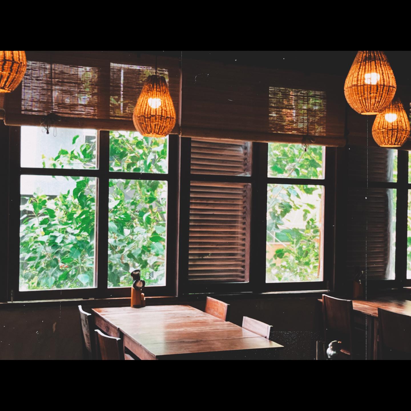 Đổi vị với món chay từ Á sang Âu ở TPHCM Tương tự như Tiệm Chay Đu Đủ Xanh, Here & Now Vegetarian cũng mang đến sự ấm cúng cho nhiều thực khách nhưng với màu sắc khác hơn. Here & Now Vegetarian gây ấn tượng bởi tông xám trắng và màu nâu ánh đỏ tựa gỗ sơn son; ánh đèn vàng tại Here & Now Vegetarian tạo độ sáng vừa phải khiến không gian quán chay trở thành một nơi lý tưởng để an tĩnh dùng bữa vào lúc nhàn rỗi và khiến lòng người nhẹ đi sau những áp lực thường nhật.