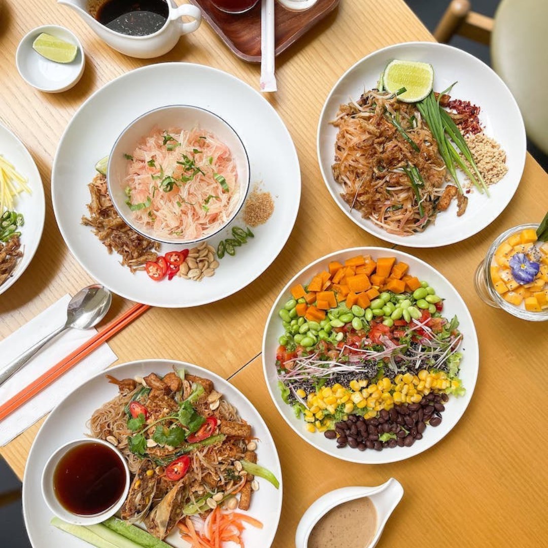 Đổi vị với món chay từ Á sang Âu ở TPHCM Các món ăn tại Veganizta gây ấn tượng bởi màu sắc phong phú, hoàn toàn tự nhiên được sáng tạo từ rất nhiều loại thực vật quen thuộc như hạt điều, củ dền, ngò, cà chua… House Made Veganizta Mozzarella Salad với phô mai chay hữu cơ chiết xuất hạt điều là một trong những món best seller của quán.