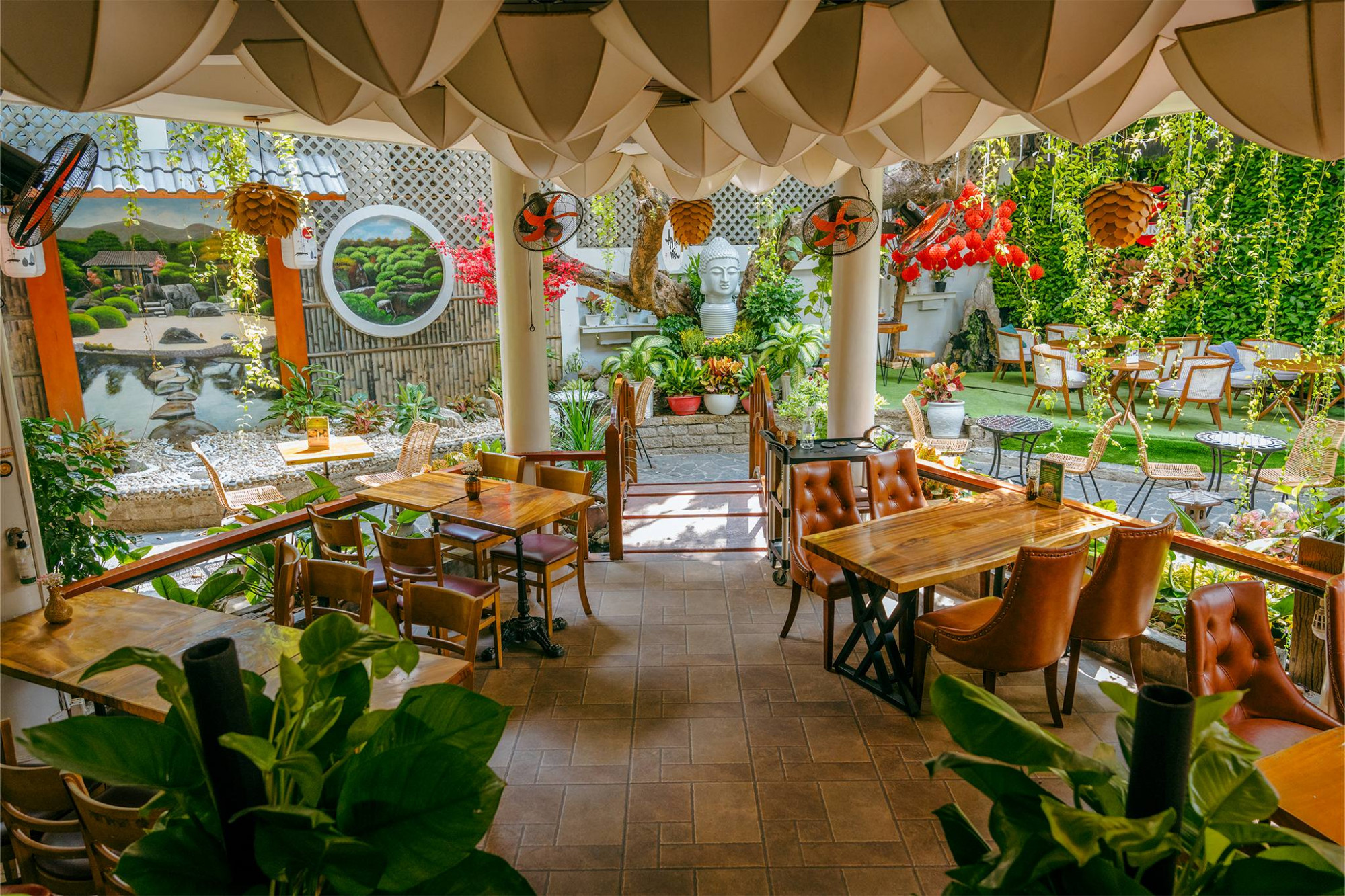 Đổi vị với món chay từ Á sang Âu ở TPHCM Zenhouse Cafe & Vegan Restaurant nằm ẩn mình trong khu vườn xanh mát, rộng rãi, mang đến cảm giác bình yên, thích hợp để thưởng thức các món chay thanh lương và tạm thời lánh xa những xô bồ thường nhật. Nếu không gian bên ngoài mang đến bầu không khí xoa dịu, chữa lành với những bóng cây xanh và tiếng nhạc du dương, thì không gian bên trong nhà hàng lại mang phong cách sang trọng, tinh tế nhưng cũng không kém phần an yên, làm cho những cuộc gặp gỡ của bạn thêm phần gắn kết.