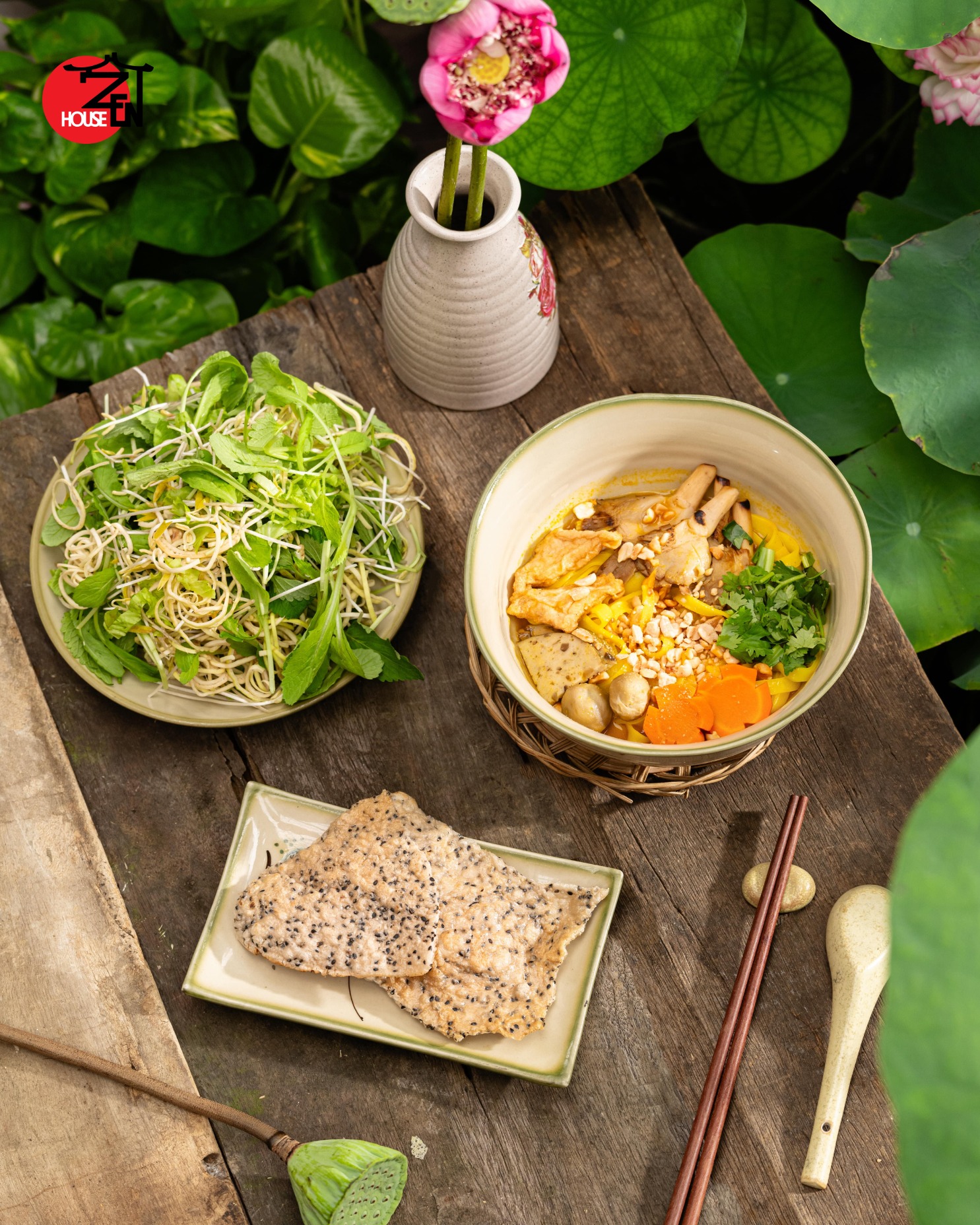Đổi vị với món chay từ Á sang Âu ở TPHCM Zenhouse Cafe & Vegan Restaurant nằm ẩn mình trong khu vườn xanh mát, rộng rãi, mang đến cảm giác bình yên, thích hợp để thưởng thức các món chay thanh lương và tạm thời lánh xa những xô bồ thường nhật. Nếu không gian bên ngoài mang đến bầu không khí xoa dịu, chữa lành với những bóng cây xanh và tiếng nhạc du dương, thì không gian bên trong nhà hàng lại mang phong cách sang trọng, tinh tế nhưng cũng không kém phần an yên, làm cho những cuộc gặp gỡ của bạn thêm phần gắn kết.