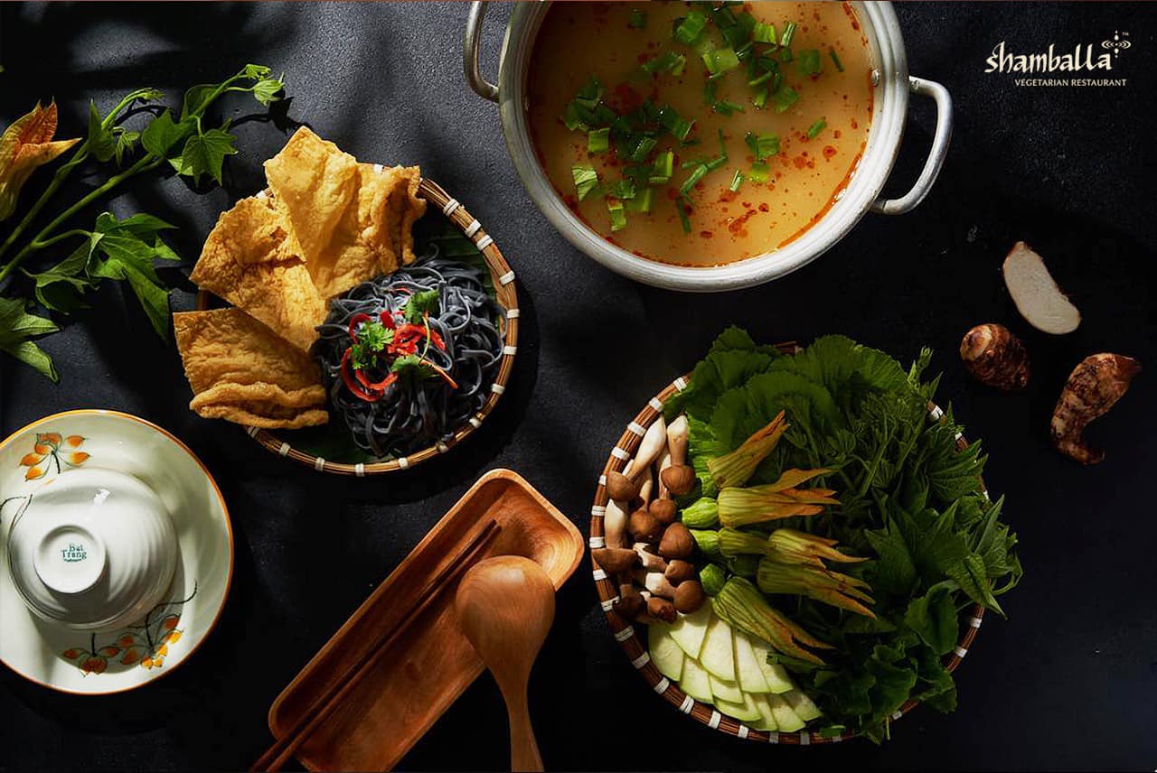 Đổi vị với món chay từ Á sang Âu ở TPHCM Shamballa Vegetarian Restaurant & Tea House luôn đặt tiêu chí “thực dưỡng chay thuần khiết” lên hàng đầu. Do đó, những món ăn tại đây không chỉ ngon mà còn thanh đạm, làm nhẹ lòng người thưởng thức. Các nguyên liệu tại quán cũng được chọn lọc kỹ lưỡng, thể hiện cái tâm của người chế biến. Đặc biệt, menu của Shamballa có lưu ý cụ thể về một số chất gây dị ứng phổ biến như gluten, nut cũng như độ cay các món ăn, giúp thực khách dễ dàng lựa chọn món ăn phù hợp với thể trạng. Vào dịp Tết, Shamballa phục vụ hẳn bánh tét tứ sắc kèm củ kiệu, mang đến trải nghiệm ẩm thực Tết trọn vẹn cho thực khách.