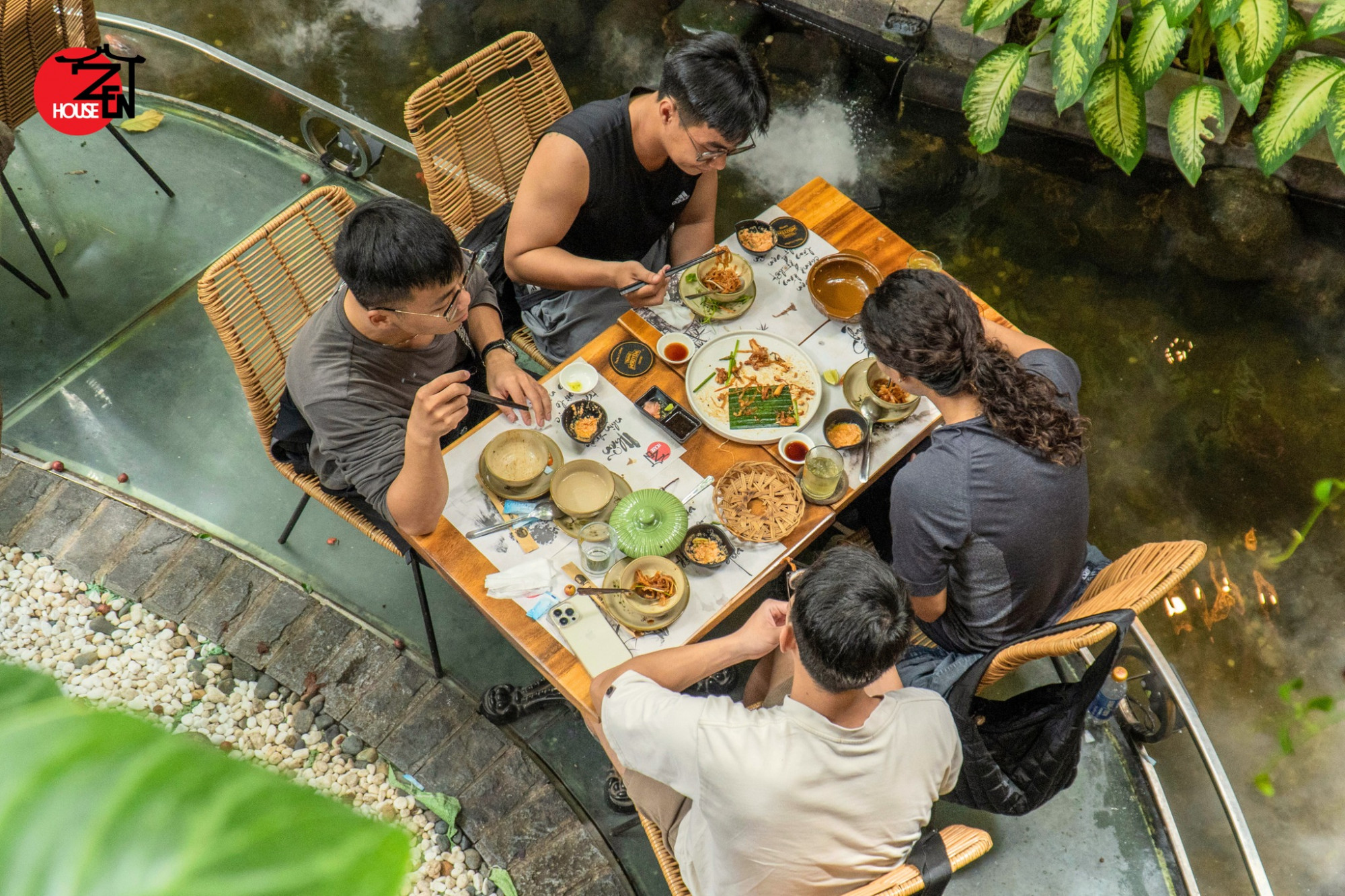 Đổi vị với món chay từ Á sang Âu ở TPHCM Thực đơn tại Zenhouse đủ sức níu chân thực khách bởi được chế biến theo đa dạng phong cách từ Á sang u với cách bài trí sáng tạo. Khi đến Zenhouse, bạn có thể thưởng thức các món ăn đặc trưng như: Gỏi Nhà Zen, Nấm Nhật đút lò, Cơm cuộn hạt tinh rong nho, Mẹt nem nướng Nha Trang, Lẩu nấm mối rau rừng… Đặc biệt, nhà hàng sở hữu một trang trạng nấm sạch – nguồn cung cấp đạm chủ yếu trong chế độ ăn chay – để đảm bảo chất lượng nguồn nguyên liệu đầu vào khi phục vụ thực khách. Bên cạnh đó, nhà hàng cũng sẽ phục vụ những thức uống đa dạng như các loại sinh tố, cà phê… phù hợp với sở thích và nhu cầu của từng khách hàng. Đặc biệt, Zenhouse cũng là địa điểm được nhiều cặp đôi tin chọn để tổ chức lễ cưới với mâm cỗ chay thanh đạm nhưng không kém phần đặc sắc.