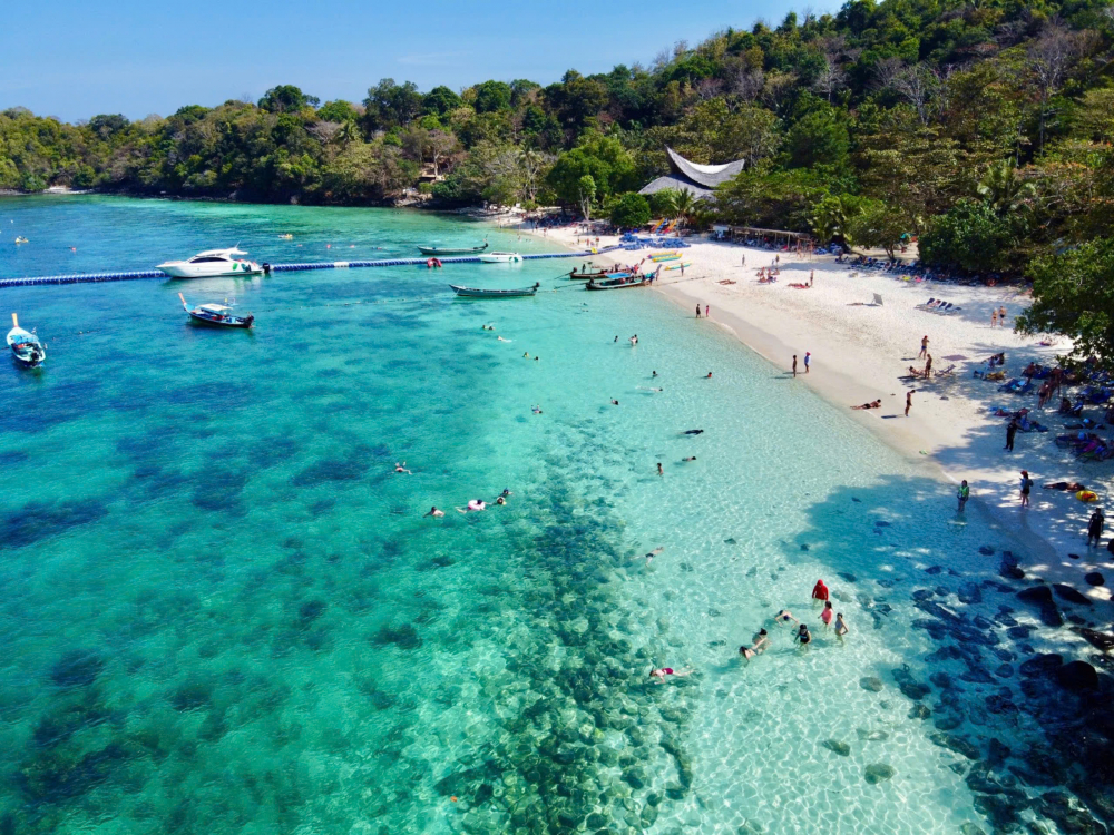 Khám phá những bãi biển đẹp nhất châu Á Nằm ẩn mình giữa những vách đá vôi hùng vĩ trên hòn đảo Phuket xinh đẹp của Thái Lan, bãi biển Banana hiện lên như một viên ngọc quý ẩn mình giữa đại dương bao la, thu hút du khách bởi vẻ đẹp hoang sơ và yên bình. Khác với những bãi biển đông đúc khác ở Phuket, bãi biển này được xem là thiên đường nhiệt đới thú vị, là nơi lý tưởng để du khách thư giãn và tận hưởng bầu không khí trong lành. Nếu bạn đang tìm kiếm một nơi để trốn khỏi sự ồn ào náo nhiệt của thành phố vào mùa Hè này, bãi biển Banana chính là lựa chọn hoàn hảo dành cho bạn. Nơi đây mang đến cho du khách cảm giác bình yên, thư giãn và tách biệt hoàn toàn với thế giới bên ngoài. Bạn có thể nằm dài trên bờ cát trắng mịn, thả hồn theo tiếng sóng biển vỗ bờ, hoặc hòa mình vào làn nước trong xanh để xua tan đi mọi muộn phiền. Không những vậy, du khách có thể thưởng thức hải sản tươi ngon vừa được ngư dân địa phương đánh bắt lên, nhâm nhi ly cocktail mát lạnh và ngắm nhìn cảnh hoàng hôn tuyệt đẹp trên vịnh Naithon.