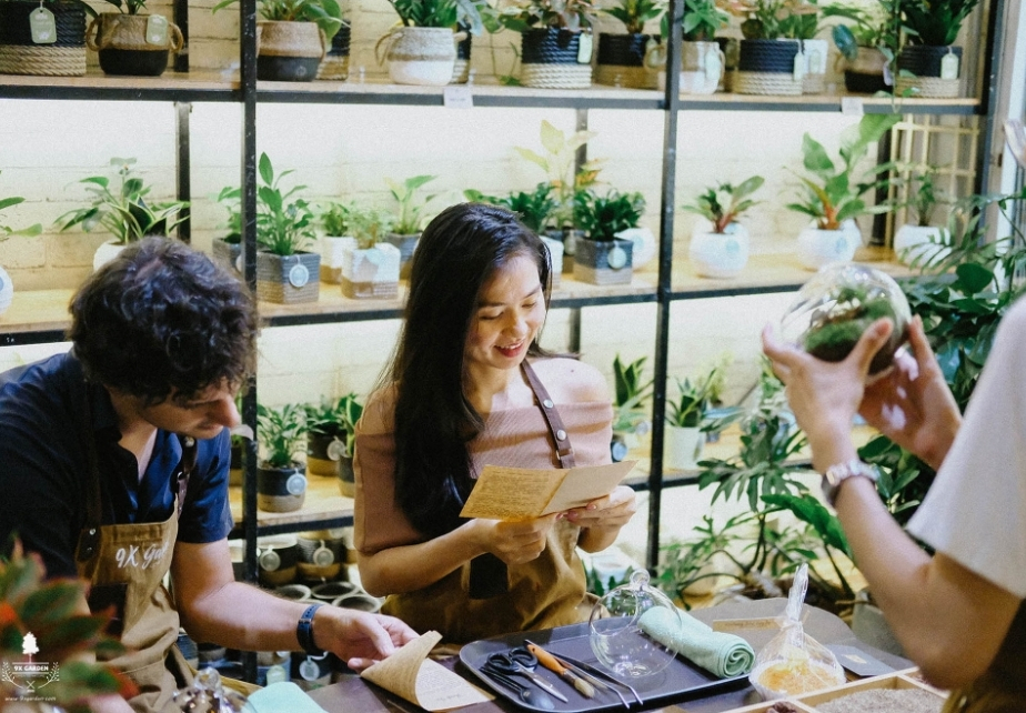 Không cần một đôi tay khéo léo hoặc một bộ óc sáng tạo, bạn chỉ cần một trái tim yêu thiên nhiên, cây cảnh để tham gia workshop Terrarium – workshop làm chậu tiểu cảnh trong bình thủy tinh của 9x Garden. Đến với buổi workshop, bạn sẽ được hướng dẫn chi tiết cách tự sáng tạo cho riêng mình một khu vườn nhỏ xinh và xanh mướt tựa những thước phim Ghibli.   Workshop terrarium Ảnh: Facebook/Terrarium Workshop  Ngoài ra, khi tham gia workshop, bạn còn được lắng nghe những chia sẻ bổ ích về kỹ thuật chăm sóc cây cảnh cũng như cách bảo dưỡng và trưng bày chậu tiểu cảnh. Với tình thần tự do, không khuôn khổ, workshop Terrarium sẽ tạo điều kiện cho khả năng sáng tạo của bạn thỏa sức bay xa. Đồng thời, sự kết hợp hài hòa giữa thiên nhiên và nghệ thuật trong không gian xanh mát của 9x Garden còn hứa hẹn mang đến cho bạn những phút giây bình yên, thư giãn. 