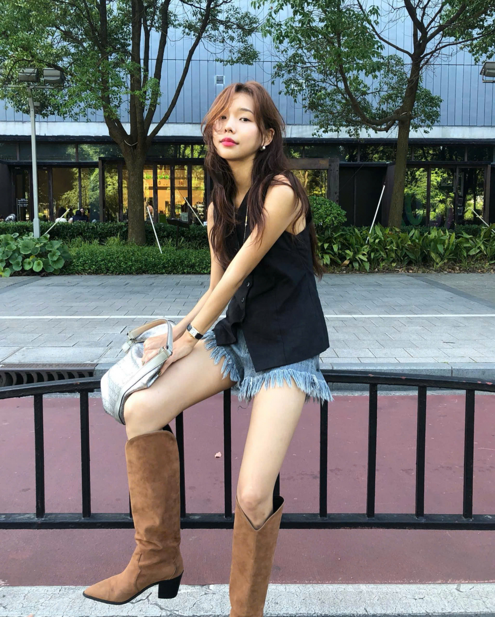 Hội fashionista đã không ngần ngại thử nghiệm bộ đôi mang hai phong cách riêng biệt: áo ghile vest cùng quần shorts. Áo ghile vest đại diện cho sự thanh lịch, hiện đại đã được “làm mới” với sự trẻ trung và có chút bụi bặm của những chiếc quần shorts jeans. 