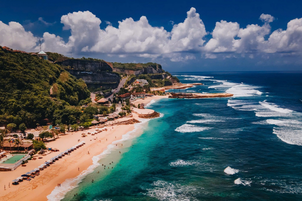 Khám phá những bãi biển đẹp nhất châu Á Tọa lạc tại phía Nam Bali ở Indonesia, bãi biển Melasti được bao quanh bởi những vách đá cao cùng làn sóng xanh vỗ nhẹ vào bờ. Melasti sở hữu cảnh quan thiên nhiên tuyệt đẹp, bầu trời xanh trong hòa cùng cát trắng mịn, nước biển mát lành. Khi hoàng hôn buông xuống, bãi biển Melasti được bao trùm trong một khung cảnh vô cùng trữ tình. Điểm làm nên sự khác biệt của Melasti đó chính là những bờ cát đen mịn trải dài, khắc họa khung cảnh hài hòa, mãn nhãn. Nhiệt độ không khí quanh năm ở Melasti không chênh lệch nhiều, mực nước biển thường ổn định, do vậy bạn có thể đến tham quan bãi biển này vào bất kỳ thời điểm nào trong năm. Khi du lịch đến Melasti, ngoài các hoạt động tắm biển vui nhộn, bạn cũng có thể tham quan các địa điểm lân cận như đền Uluwatu, Tanah Lot hoặc làng Batubulan.