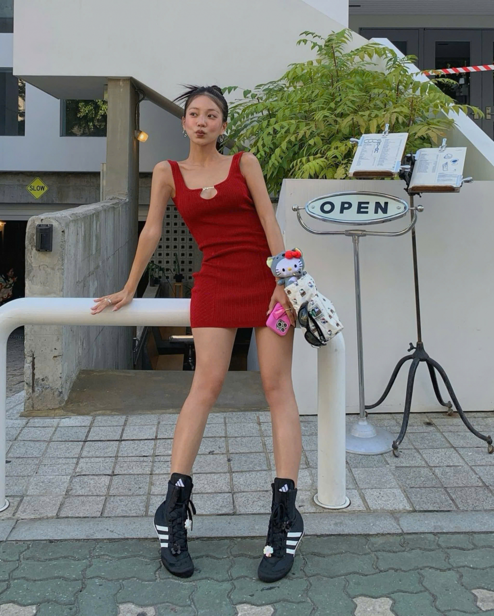 Váy body ngắn không chỉ giúp tôn lên những đường cong cơ thể mà còn tạo hiệu ứng giúp chân trông dài hơn. Những chiếc váy ngắn ôm sát cơ thể sẽ giúp các cô nàng nấm lùn khoe khéo được vóc dáng nhỏ nhắn nhưng đầy quyến rũ. Đặc biệt, các tín đồ nên chọn những mẫu váy có đường cắt tinh tế, màu sắc đơn giản hoặc những họa tiết nhỏ để không làm rối mắt và giúp cơ thể trông thanh thoát hơn.