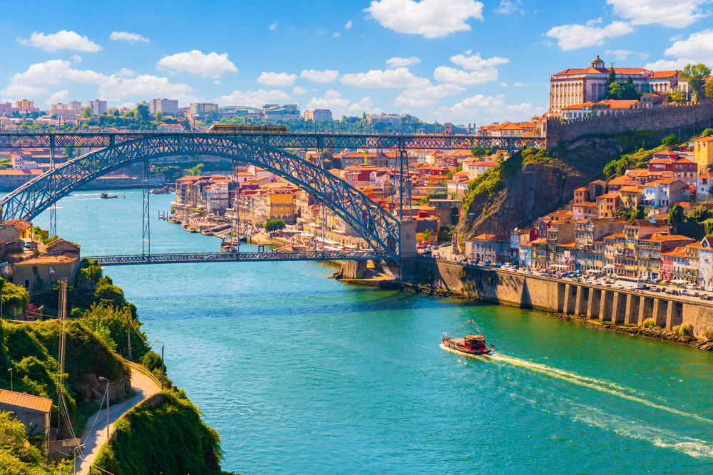 Porto là thành phố lớn thứ hai tại Bồ Đào Nha chỉ sau thủ đô Lisbon và là một trong những thành phố lâu đời nhất châu Âu, với lịch sử hình thành từ những năm 300 trước công nguyên. Được biết đến với biệt danh “trái tim thời trung cổ”, Porto vừa mang nét cổ kính đồng thời pha trộn nét hiện đại tạo nên những nét đặc biệt cho thành phố này.