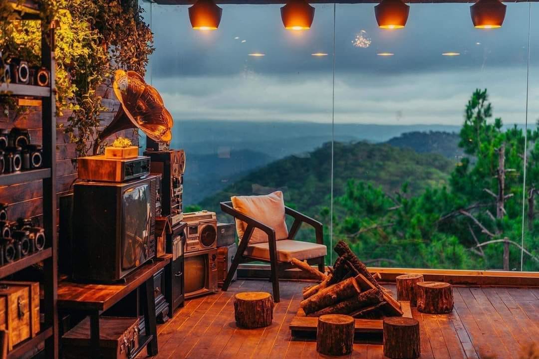 Một trong những điểm đến nổi tiếng để check-in cảnh mây tại Đà Lạt chính là Hồ Trên Mây. Nơi đây mang đến một cảm giác như đang đứng giữa thiên đàng, với những đám mây trôi qua và hồ nước trong xanh ngắm nhìn xuống thung lũng thông yên bình.Nằm cách trung tâm thành phố chỉ khoảng 2km không chỉ thu hút du khách bởi vẻ đẹp yên bình mà còn bởi sự thuận tiện trong việc di chuyển. Khuôn viên rộng lớn có thể đón tiếp đến 1000 khách cùng một lúc, với sự thuận lợi trong việc đỗ xe cho cả xe máy, xe hơi và xe du lịch. Phố Mai Anh Đào giữa lòng Đà Lạt Nấc thang lên thiên đường siêu hot Tham quan quán cà phê Ngôi Nhà Nhỏ Trên Thảo Nguyên Vòng Xoáy Tình yêu lãng mạn Check in Cổng Trời Bali Đà Lạt Ẳn đồ nướng tại Tiệm nướng Trong rừng Rừng view đồi núi cực đỉnh Cho thuê hơn 250 bộ đồ check in sang chảnh Chụp hình vườn cúc họa mi siêu đẹp Đặc biệt hơn, khi đến với quý khách sẽ được tặng kèm 1 phần ăn nhẹ. Tại luôn có đội ngũ nhân viên nhiệt tình, giúp khách tạo dáng chụp ảnh & chỉnh photoshop cho khách hoàn toàn miễn phí
