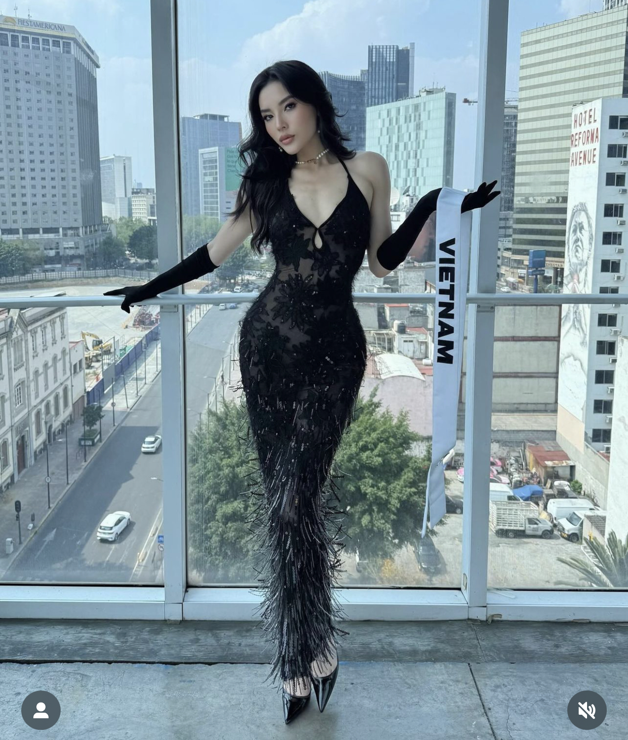Đầm 2 dây màu đen với thiết kế ôm sát tôn lên đường cong quyến rũ cho người đẹp Nam Định.