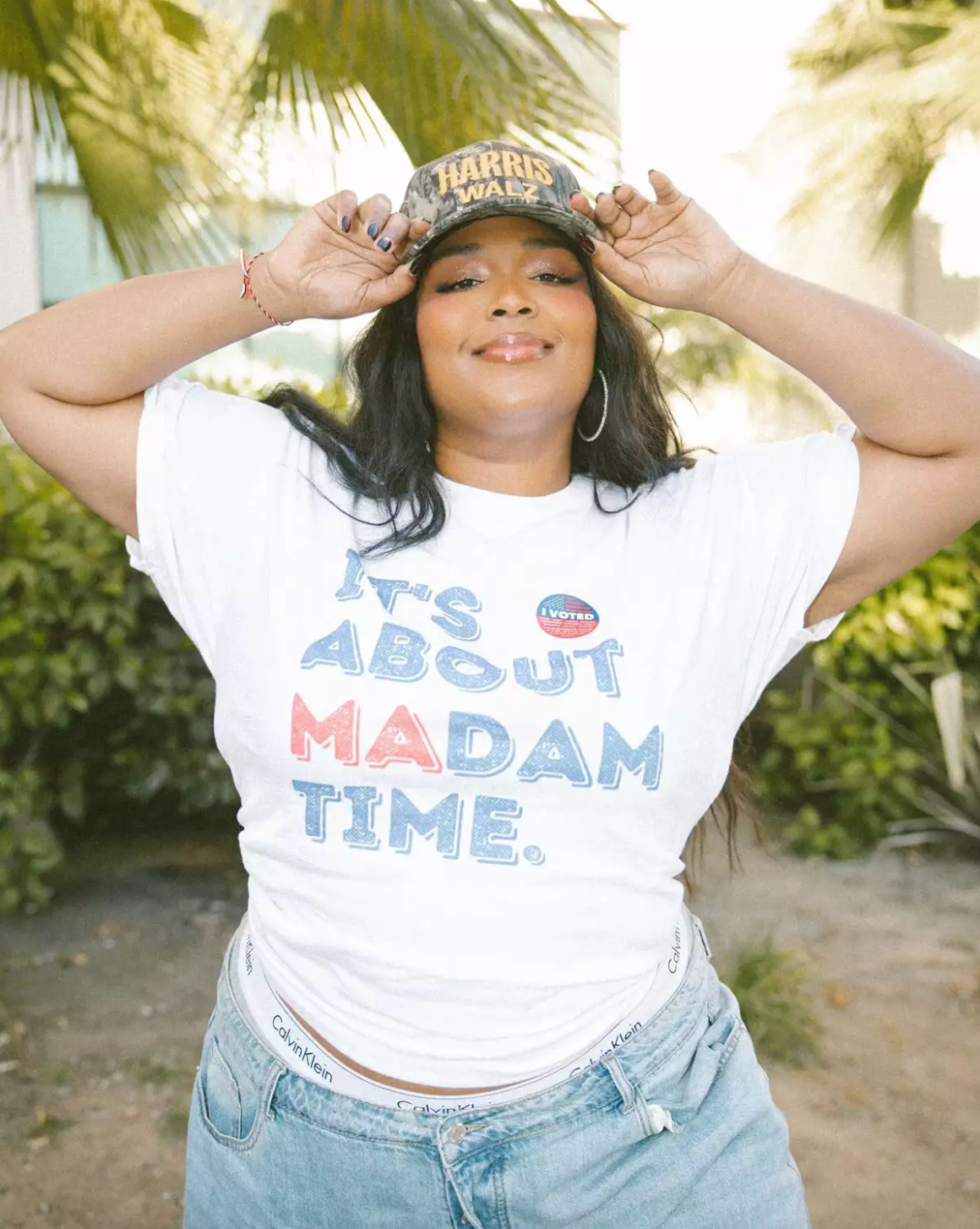 Ca sĩ Lizzo đã mặc một chiếc áo phông táo bạo có dòng chữ “It's About Madam Time”—cùng với chiếc mũ Harris-Walz phù hợp thể hiện sự ủng hộ của cô dành cho Kamala Harris