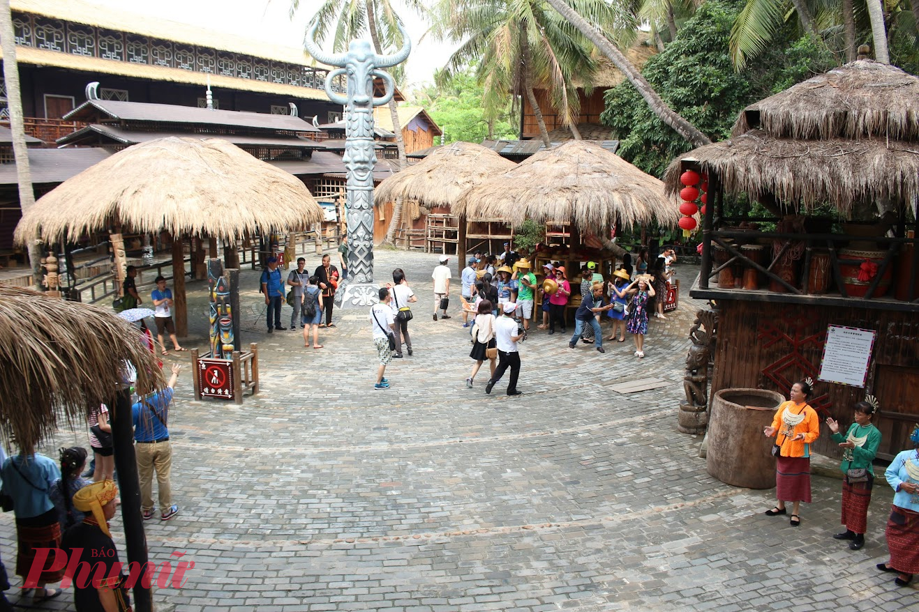 Hãy có tổ chức Mặc dù sự ngẫu hứng có thể lãng mạn, nhưng nó có thể thực sự giết chết bầu không khí nếu bạn bị mắc kẹt mà không có pin điện thoại hoặc không thể tìm thấy một nhà hàng mà cả hai đều thích. Hãy dành một chút không gian cho sự ứng biến, chắc chắn rồi, nhưng hãy cố gắng có kế hoạch dự phòng và ý tưởng mơ hồ về những việc cần làm hoặc những nơi để ăn ở khu vực bạn đang ghé thăm.