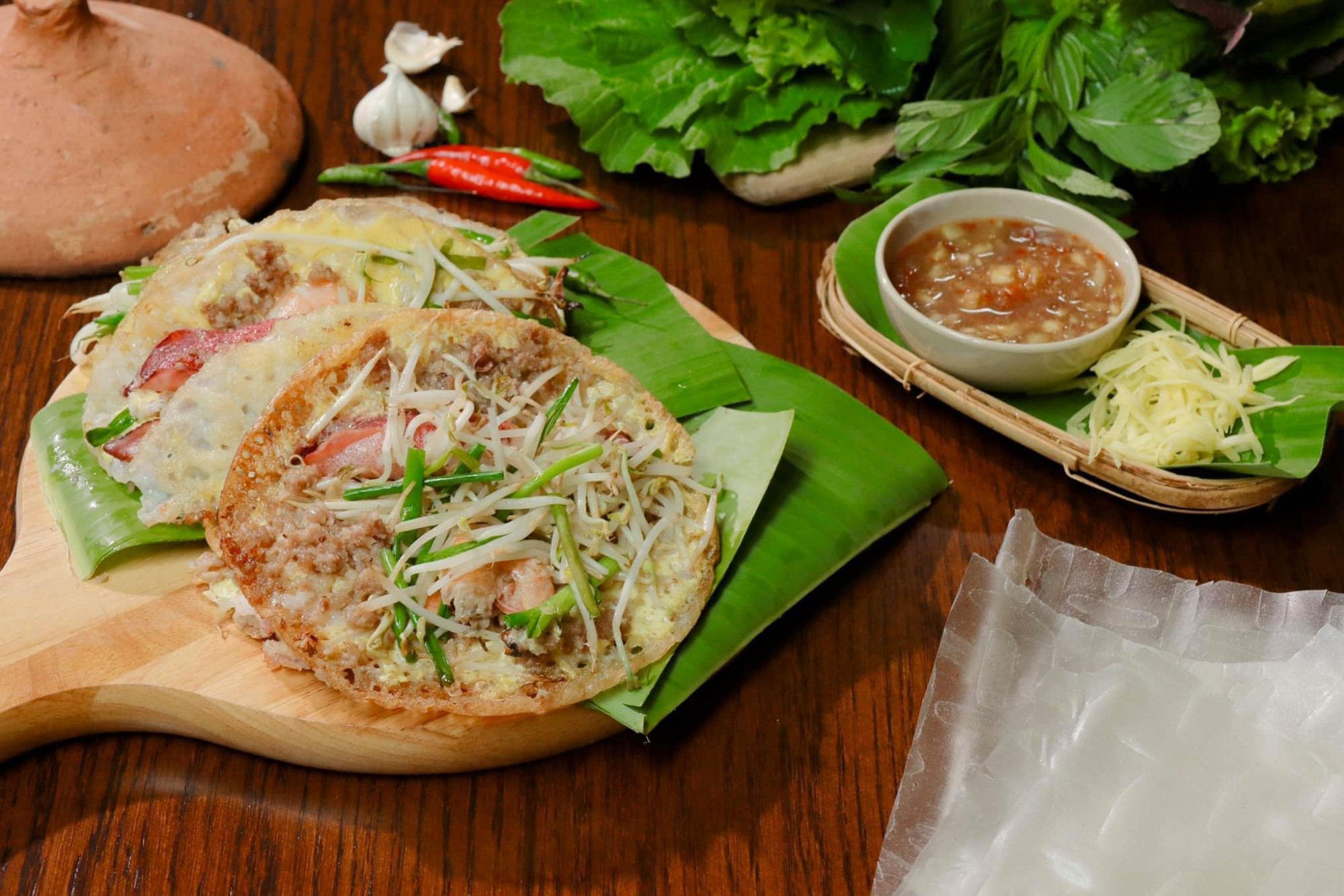 Vào những chiều mưa, ngồi ở quán, nhìn những bếp lửa rực cháy, nghe tiếng xèo từ khuôn hay chảo bánh, cắn những cuốn bánh xèo có vị thơm của bánh, tươi của hải sản, thanh của rau, nước mắm đủ vị chua cay.. Vừa nói chuyện với bạn, thì còn gì bằng.