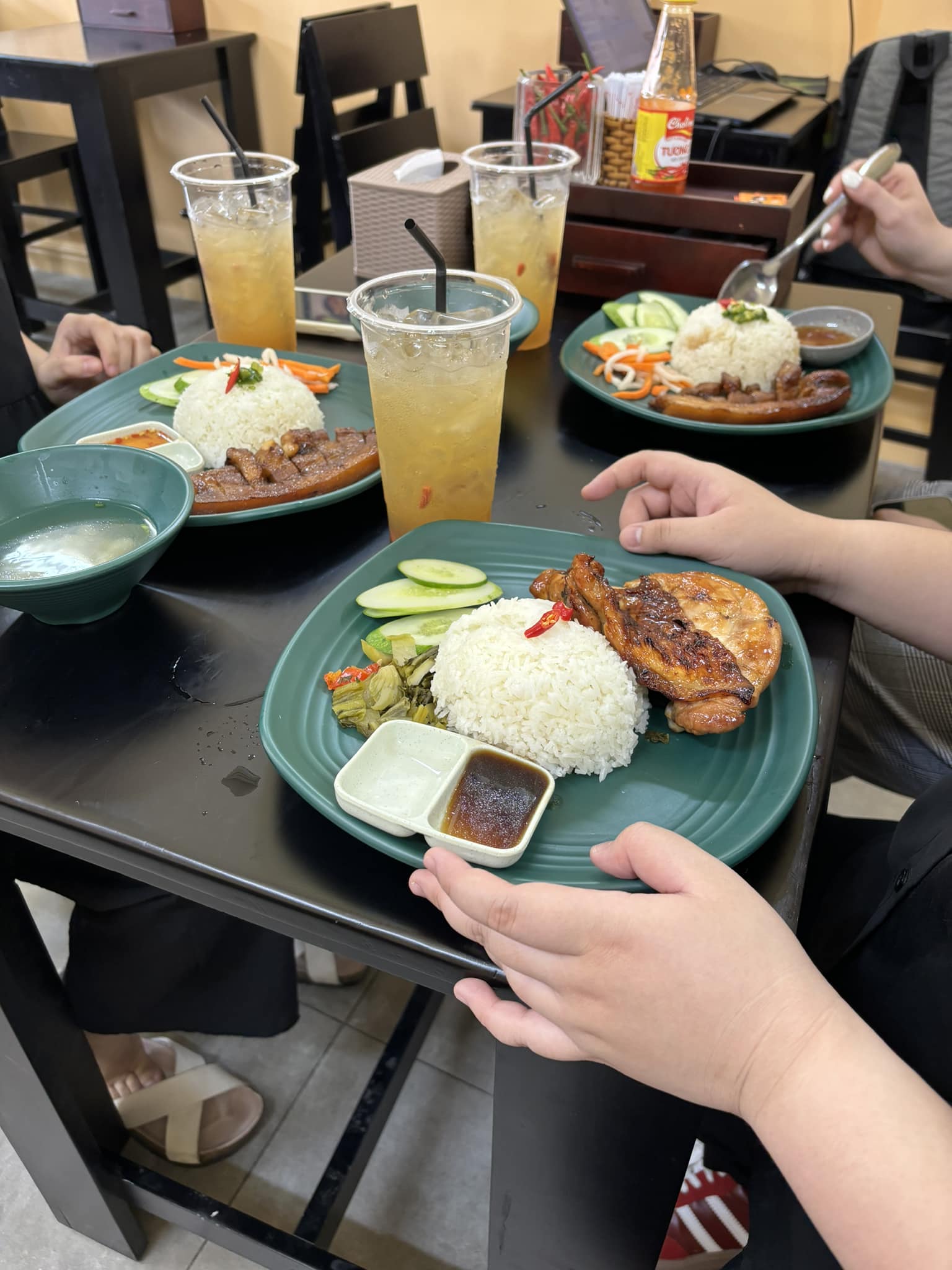 4 quán cơm gà ngon tại TPHCM để đổi bữa Bento Delichi là thương hiệu cơm gà xối mỡ và cơm gà mắm tỏi mới nổi tại Thành phố Hồ Chí Minh, Hà Nội, Đà Nẵng trong những năm gần đây. Bắt đầu xuất hiện tại Sài Gòn từ năm 2019, thương hiệu này đã để lại ấn tượng tốt đẹp trong lòng những người yêu thích món cơm gà xối mỡ, đặc biệt là giới trẻ. Với tiêu chuẩn của một quán cơm chuẩn Nhật, chất lượng món ăn ở đây rất xứng đáng với giá tiền. Bento Delichi rất tỉ mỉ trong khâu chế biến và bày trí, mỗi phần ăn đều được thực khách đánh giá cao. Ngoài hai món chính là Cơm gà xối mỡ và Cơm gà mắm tỏi, Bento Delichi còn phục vụ các món ngon như Cơm gà sốt tiêu, Cơm gà sốt cay, Cơm gà sốt me, Cơm gà sốt Teriyaki, Cơm gà sốt tiêu xanh... Quán chuyên về cơm gà nên tất cả các món gà đều được tẩm ướp với gia vị đặc biệt, không giống với bất kỳ chỗ nào. Phần cơm ăn kèm rất dẻo vàng óng, ăn cùng với xà lách và củ cải muối của quán vừa ngon vừa không ngấy.