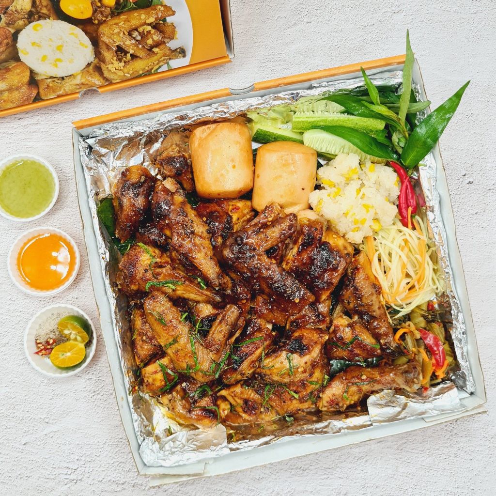 4 quán cơm gà ngon tại TPHCM để đổi bữa CN1: Số 194A Phan Xích Long, P. 7, Quận Phú Nhuận, TP. HCM - CN2: Số 33 Bàu Cát, P. 14, Quận Tân Bình, TP. HCM - CN3: Số 108A Phạm Viết Chánh, P. Nguyễn Cư Trinh, Quận 1, TP. HCM