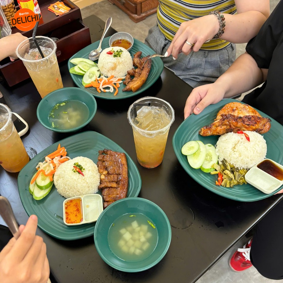 4 quán cơm gà ngon tại TPHCM để đổi bữa Bento Delichi là thương hiệu cơm gà xối mỡ và cơm gà mắm tỏi mới nổi tại Thành phố Hồ Chí Minh, Hà Nội, Đà Nẵng trong những năm gần đây. Bắt đầu xuất hiện tại Sài Gòn từ năm 2019, thương hiệu này đã để lại ấn tượng tốt đẹp trong lòng những người yêu thích món cơm gà xối mỡ, đặc biệt là giới trẻ. Với tiêu chuẩn của một quán cơm chuẩn Nhật, chất lượng món ăn ở đây rất xứng đáng với giá tiền. Bento Delichi rất tỉ mỉ trong khâu chế biến và bày trí, mỗi phần ăn đều được thực khách đánh giá cao. Ngoài hai món chính là Cơm gà xối mỡ và Cơm gà mắm tỏi, Bento Delichi còn phục vụ các món ngon như Cơm gà sốt tiêu, Cơm gà sốt cay, Cơm gà sốt me, Cơm gà sốt Teriyaki, Cơm gà sốt tiêu xanh... Quán chuyên về cơm gà nên tất cả các món gà đều được tẩm ướp với gia vị đặc biệt, không giống với bất kỳ chỗ nào. Phần cơm ăn kèm rất dẻo vàng óng, ăn cùng với xà lách và củ cải muối của quán vừa ngon vừa không ngấy.