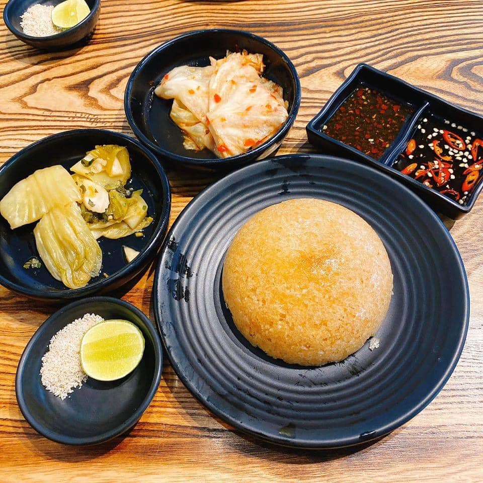 4 quán cơm gà ngon tại TPHCM để đổi bữa Cơm Gà Thượng Hải: Như tên gọi thực đơn của quán là các món ăn mang đậm hương vị ẩm thực Thượng Hải. Các món thường được gọi tại quán như cơm gà Thượng Hải, heo quay xá xíu, gà hấp xì dầu, cơm cháy gà quay, lẩu cá hồi, bún chả cá, vịt quay Bắc Kinh.