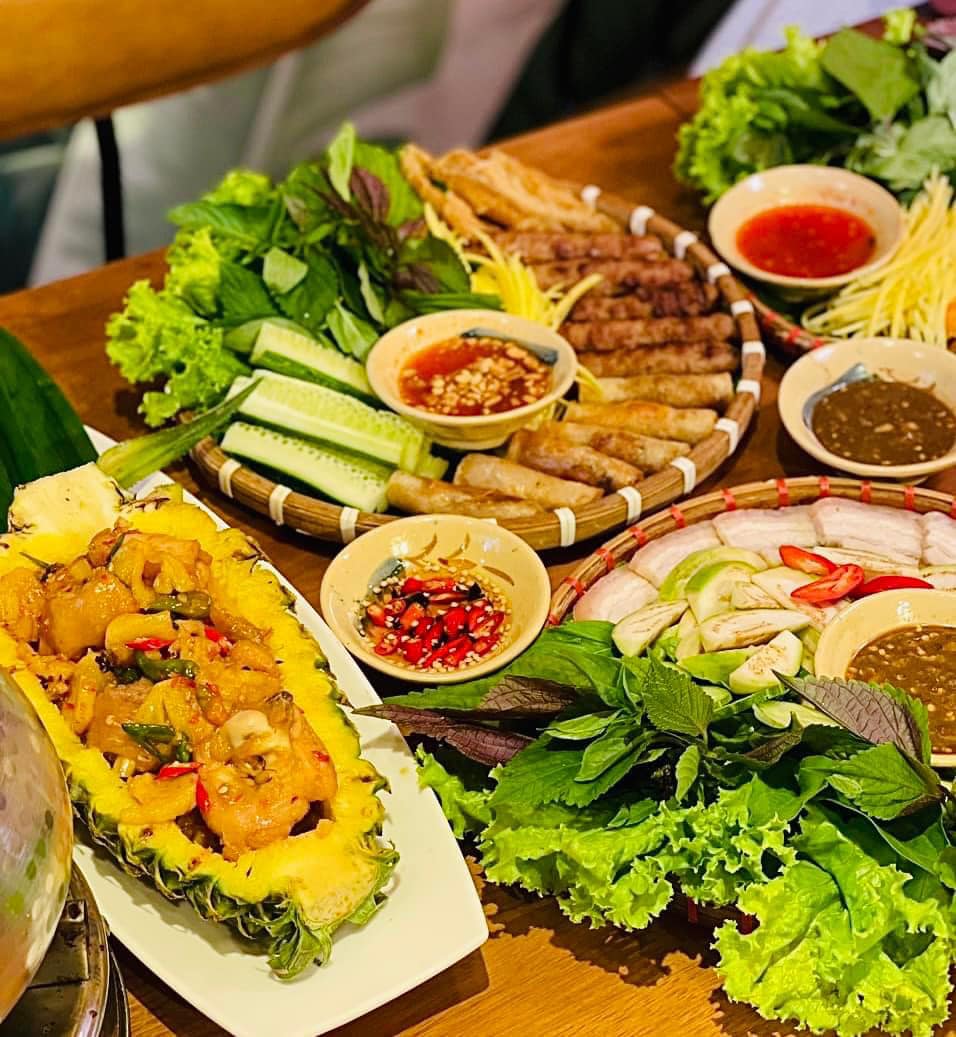 4 quán cơm gà ngon tại TPHCM để đổi bữa Quán Con Gà Mái Giờ hoạt động: 7h30 - 21h30 Địa chỉ: - 72 Nguyễn Đình Chiểu, P. Đa Kao, Quận 1 - 21A Trần Cao Vân, P. Đa Kao, Quận 1 - 06 Song Hành, P. An Phú, Quận 2 - 181 Quang Trung, P.10, Quận Gò Vấp Nếu bạn muốn thưởng thức gà chuẩn vị Phú Yên ngay tại Sài Gòn, hãy đến Quán Cơm Gà Mái. Cơm ở đây rất hấp dẫn với lòng gà, gà luộc, trứng non, gà xé, rau, gỏi chua ăn kèm... Gà thả vườn có thịt săn chắc, dai dai. Quán còn có các món đặc sản từ gà như lẩu gà lá é, gà hấp thảo mộc... Một lần thưởng thức tại đây sẽ khiến bạn muốn quay lại thường xuyên.