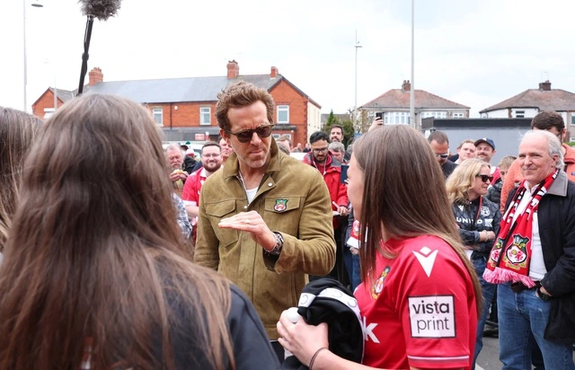 CLB Wrexham 3 năm thăng 3 hạng: Khó tin 2 ông chủ Hollywood không biết bóng đá- Ảnh 2. CLB Wrexham 3 năm thăng 3 hạng: Khó tin 2 ông chủ Hollywood không biết bóng đá- Ảnh 2.