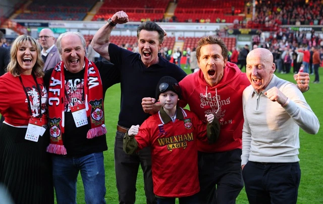 CLB Wrexham 3 năm thăng 3 hạng: Khó tin 2 ông chủ Hollywood không biết bóng đá- Ảnh 3. CLB Wrexham 3 năm thăng 3 hạng: Khó tin 2 ông chủ Hollywood không biết bóng đá- Ảnh 3.