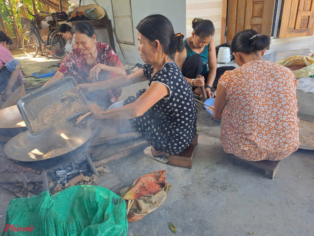 Hưởng ứng lời kêu gọi của mặt trận tổ quốc các cấp, Hội LHPN địa phương, các mệ(bà), các O (cô) đan ngày đêm cùng nhau làm muối sả, gửi tặng đồng bào miền Bắc bị ảnh hưởng của cơn bão số 3.