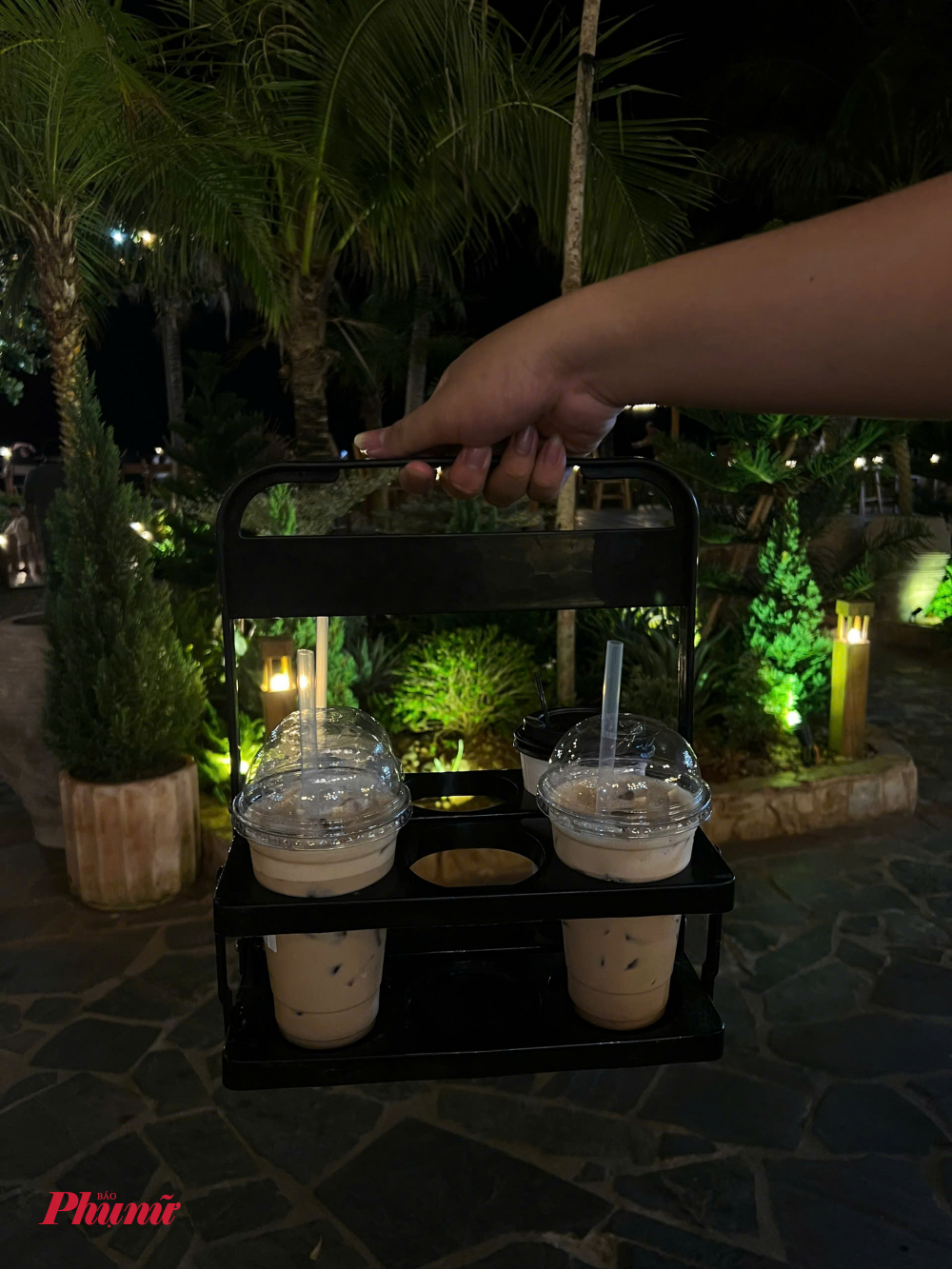 Ngoài những món quen thuộc với giới trẻ hiện nay như Trà sữa gấu, cà phê muối... Thì các loại trà thảo mộc tại đây sẽ giúp bạn cảm thấy dễ chịu hơn khi trời se lạnh