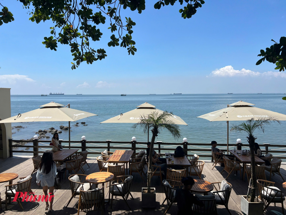 Nếu bạn muốn ngồi ngắm hoàng hôn tại một quán cà phê sở hữu chiếc view biển xinh xắn thì Ocean House là một lựa chọn khó thể bỏ qua