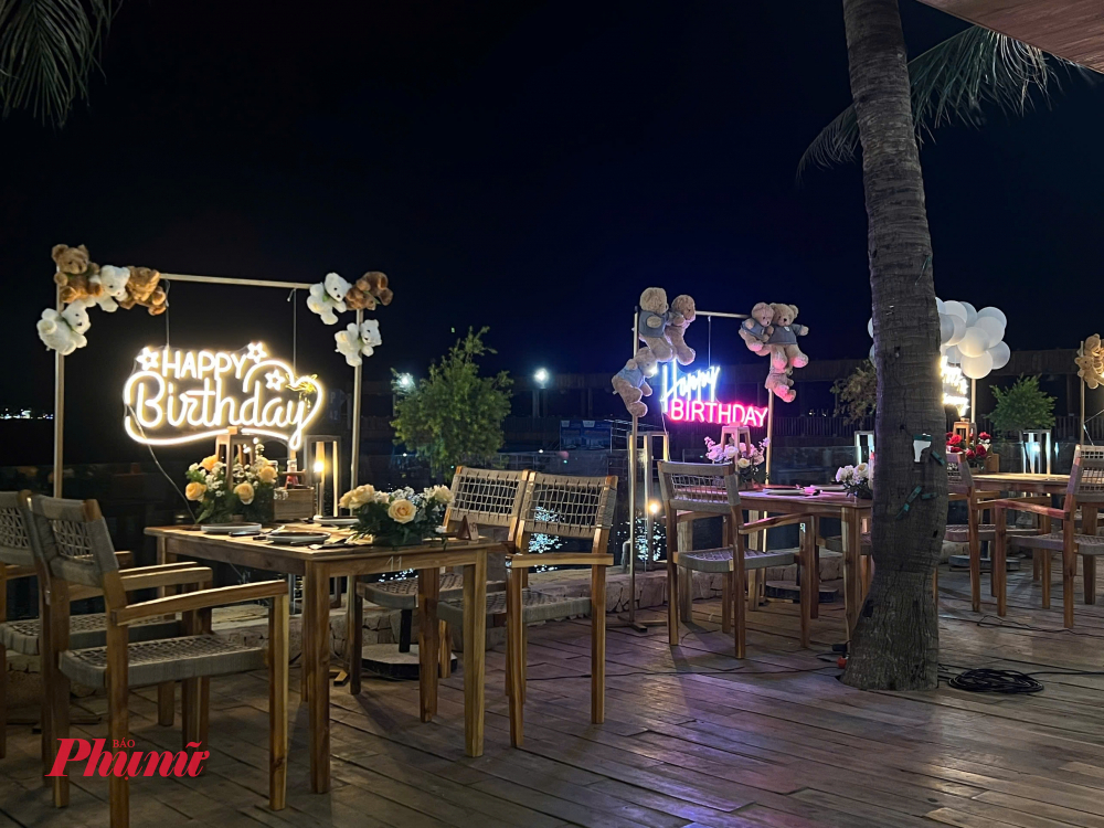 Quán được các bạn trẻ yêu thích không chỉ bởi món ăn ngon mà còn bởi phong cách trang trí độc đáo vừa có được sự trang trọng như ở các nhà hàng, vừa mộc mạc, sáng tạo mang cảm hứng từ các quán ăn ngoài trời