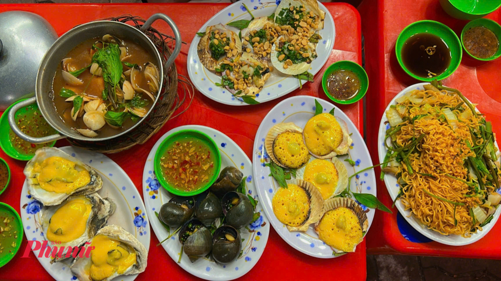 Đã đến Vũng Tàu thì các món hải sản là điều không thể bỏ qua. Vào buổi tối, bạn có thể đến quán ốc Tư Lúa để thưởng thức các món ăn từ ốc, sò điệp, hàu... Với hương vị thơm ngon và giá cả bình dân