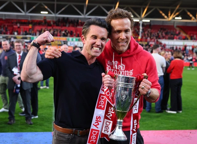 CLB Wrexham 3 năm thăng 3 hạng: Khó tin 2 ông chủ Hollywood không biết bóng đá- Ảnh 1. CLB Wrexham 3 năm thăng 3 hạng: Khó tin 2 ông chủ Hollywood không biết bóng đá- Ảnh 1.